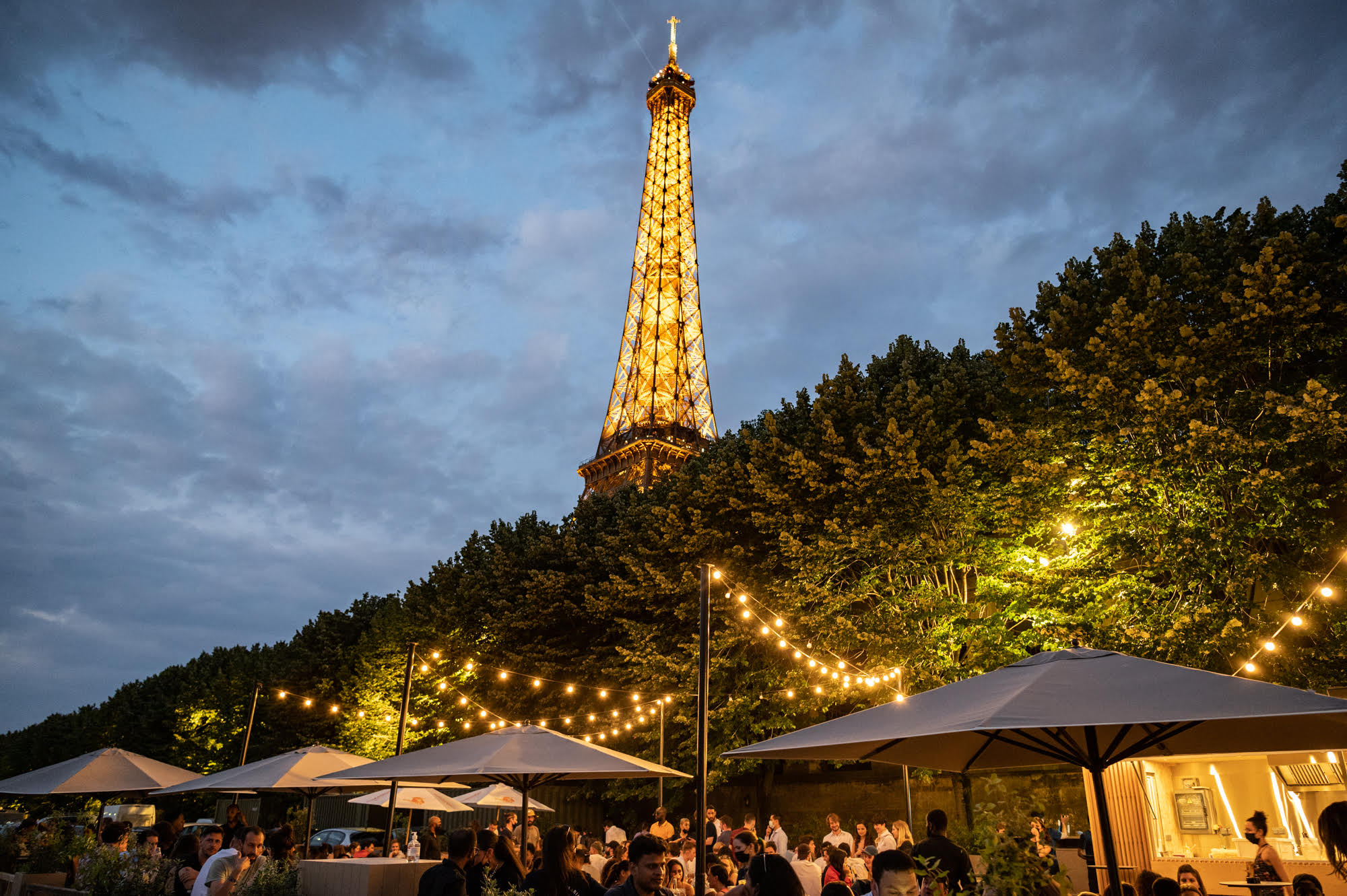 Ouverture de bars sur quai de seine en face le Tour eiffeil Le bal de Marine.