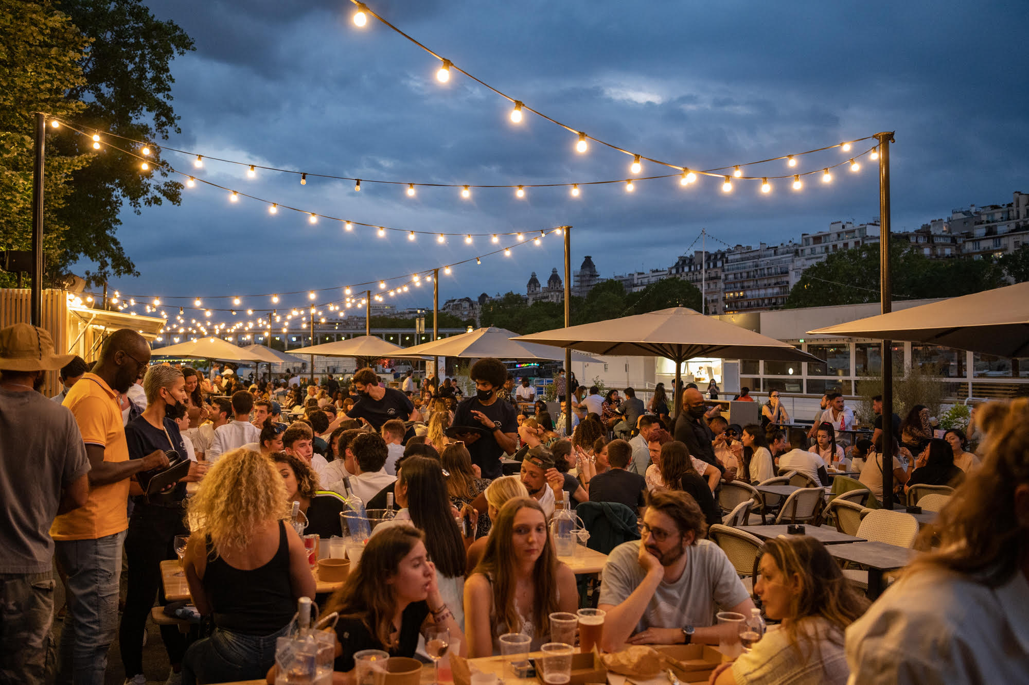 Ouverture de bars sur quai de seine en face le Tour eiffeil Le bal de Marine.